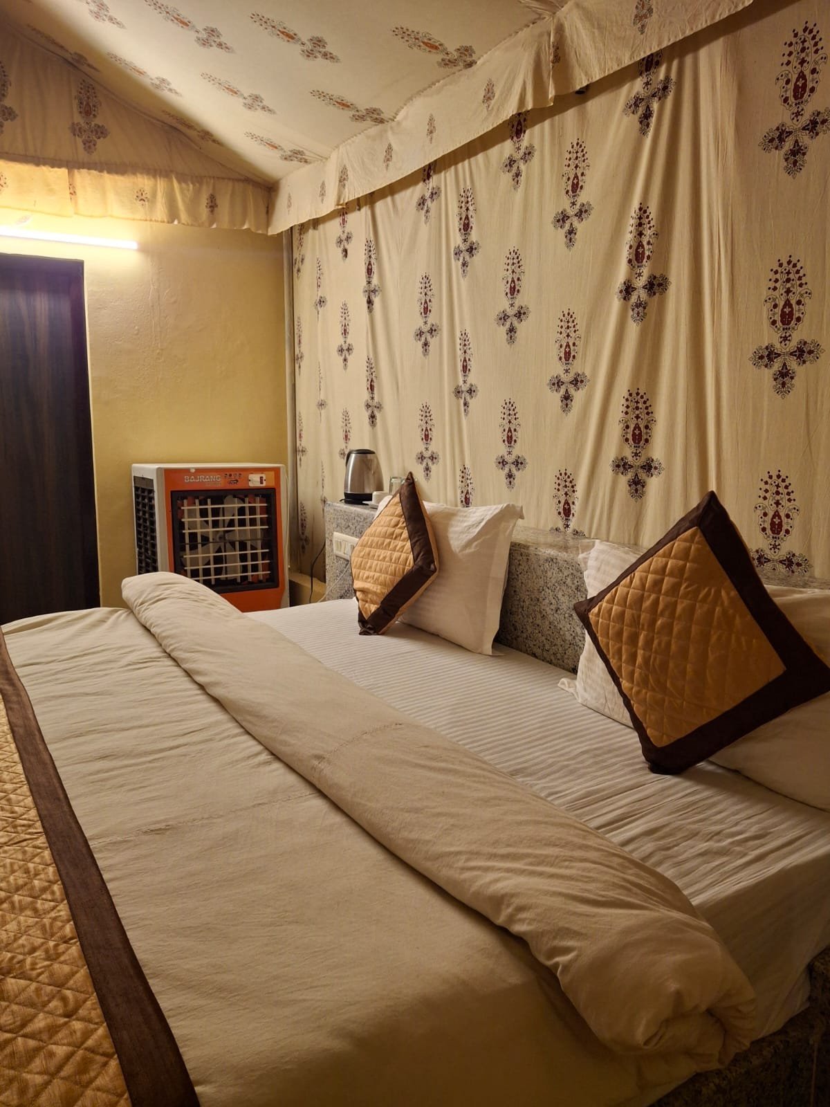Deluxe Desert Room Setup