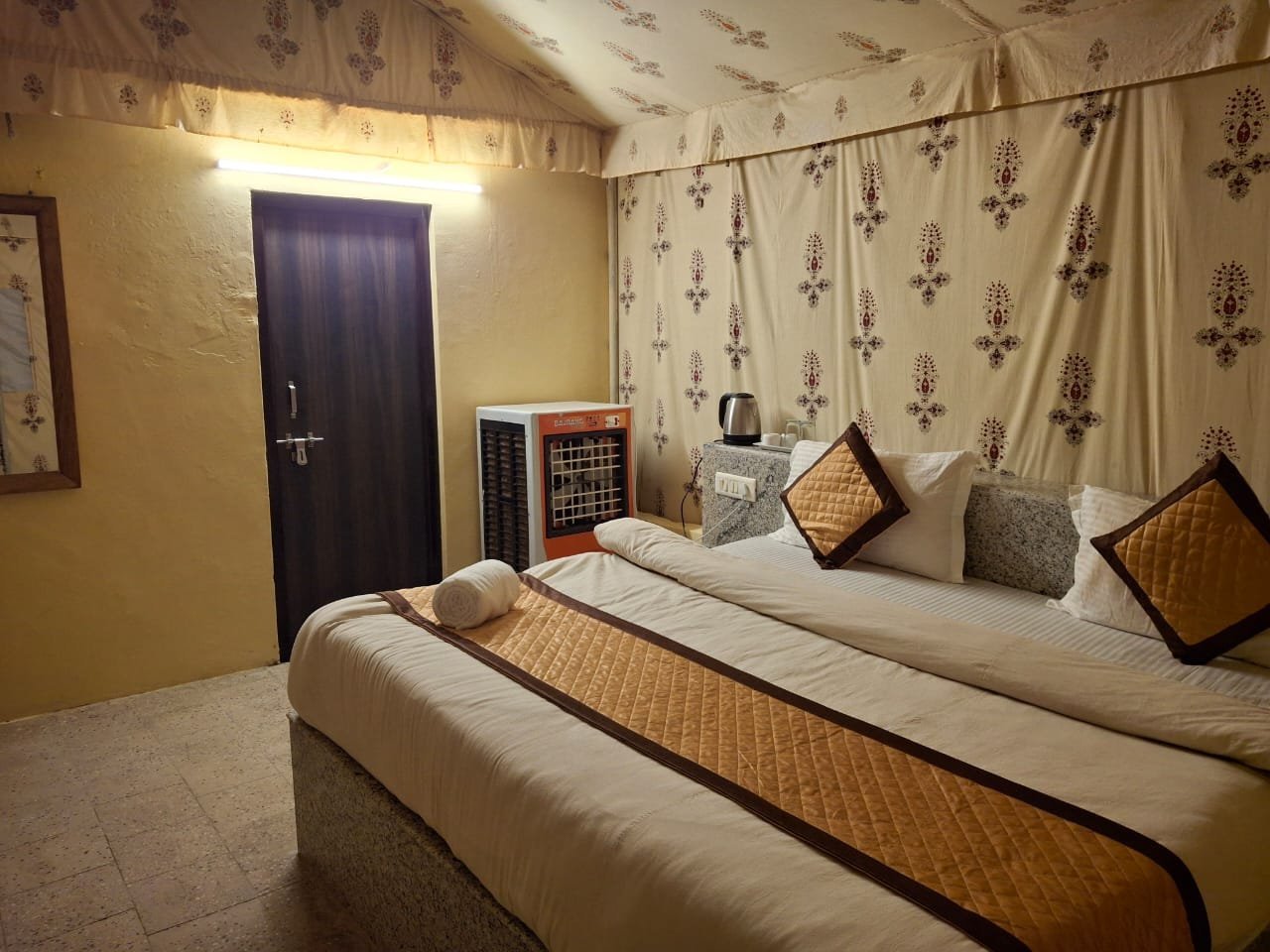 Spacious King Bed & Seating